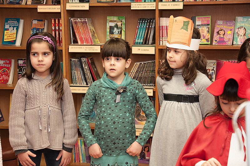 _DSC2006 copy.jpg - Откриване на изложба с рисунки на деца от ЦДГ "Синчец" в Детски и средношколски комплекс